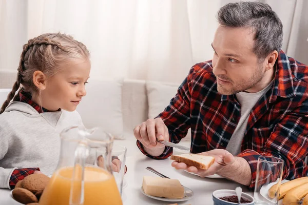 Père et fille prennent le petit déjeuner — Photo de stock