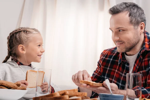 Father and daughter having breakfast — Stock Photo