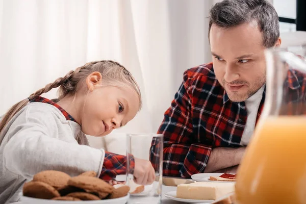 Father and daughter having breakfast — Stock Photo