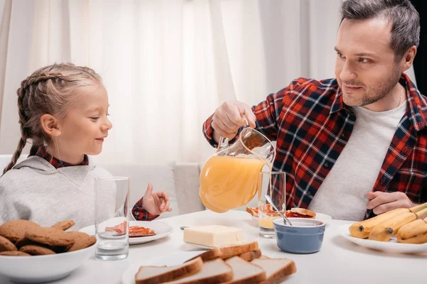 Батько і дочка поснідали — стокове фото
