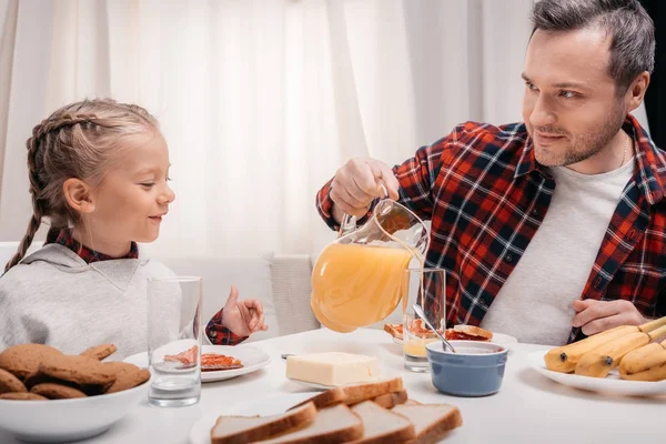 Father and daughter having breakfast — Stock Photo