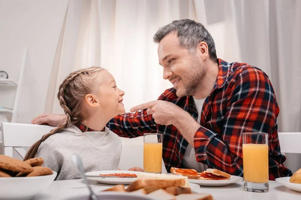 Padre e hija desayunando - foto de stock