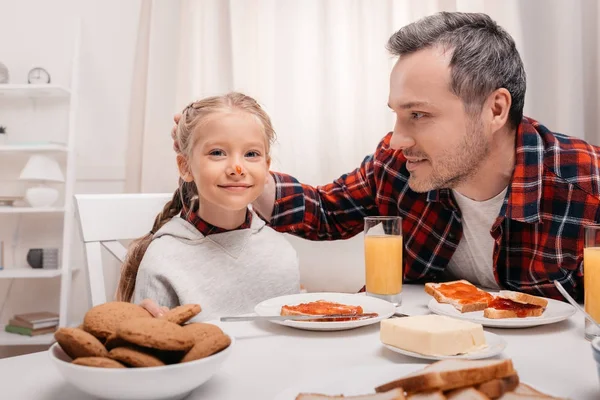 Padre e figlia che fanno colazione — Foto stock
