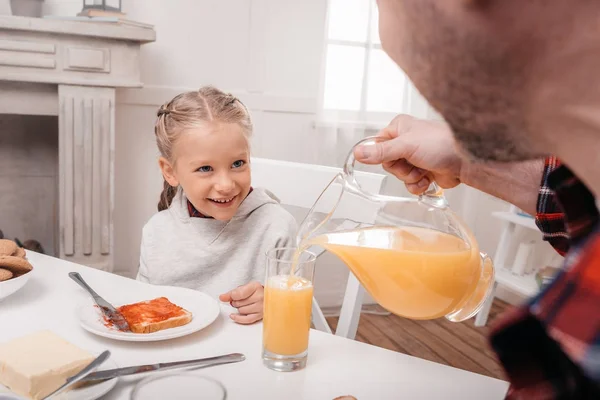 Father and daughter having breakfast — Stock Photo