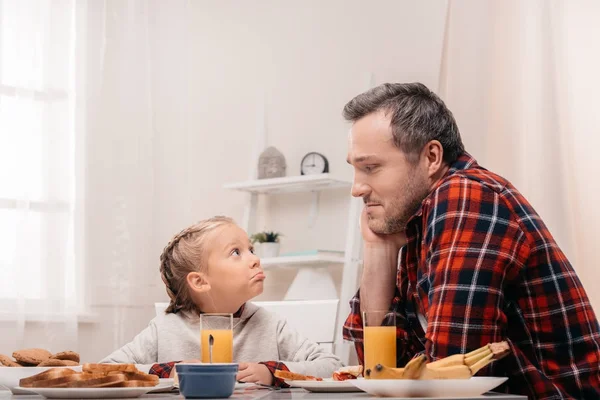 Pai e filha tomando café da manhã — Fotografia de Stock