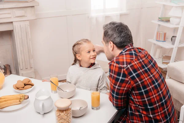 Pai e filha tomando café da manhã — Fotografia de Stock