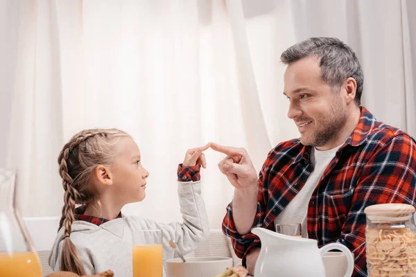 Pai e filha tomando café da manhã — Fotografia de Stock