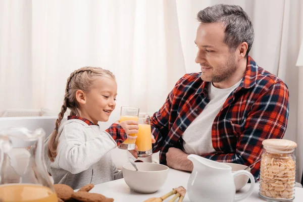 Отец и дочь завтракают — стоковое фото