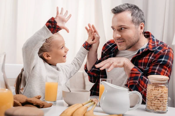 Vater und Tochter frühstücken — Stockfoto