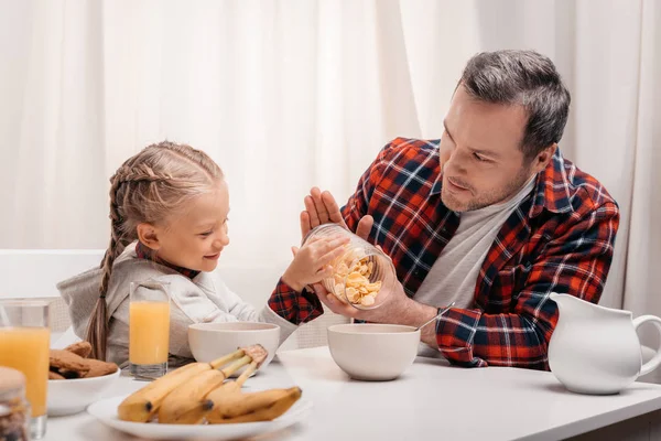 Père et fille prennent le petit déjeuner — Photo de stock