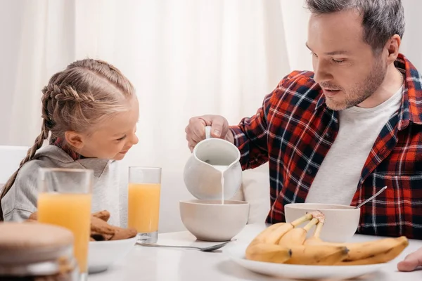 Pai e filha tomando café da manhã — Fotografia de Stock