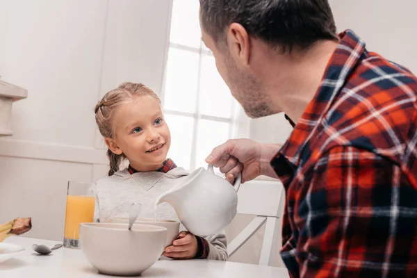 Father and daughter having breakfast — Stock Photo