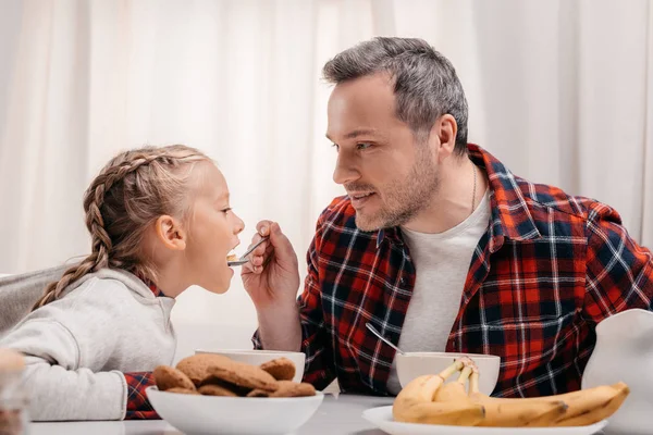 Vater und Tochter frühstücken — Stockfoto