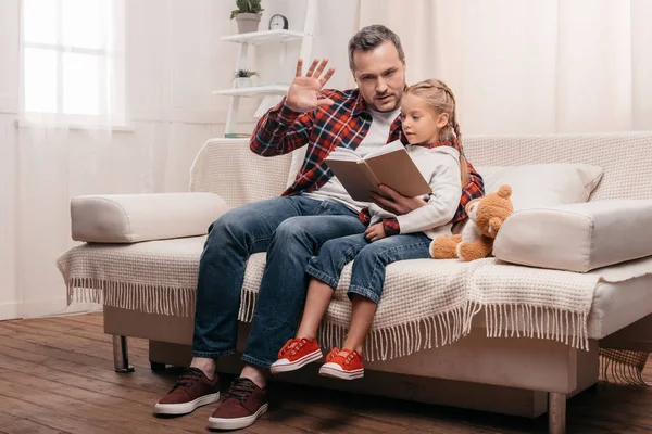 Vater und Tochter lesen Buch — Stockfoto