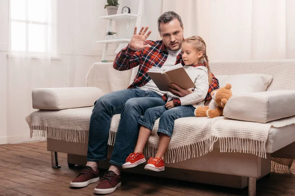 Padre e hija leyendo libro - foto de stock