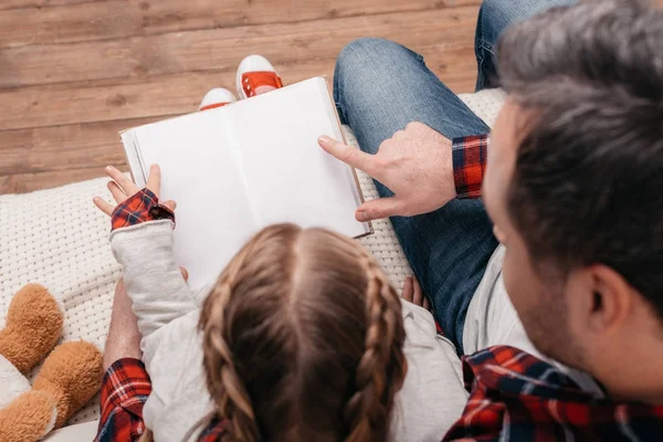 Pai e filha livro de leitura — Fotografia de Stock