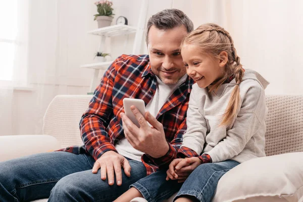 Pai e filha usando smartphone — Fotografia de Stock