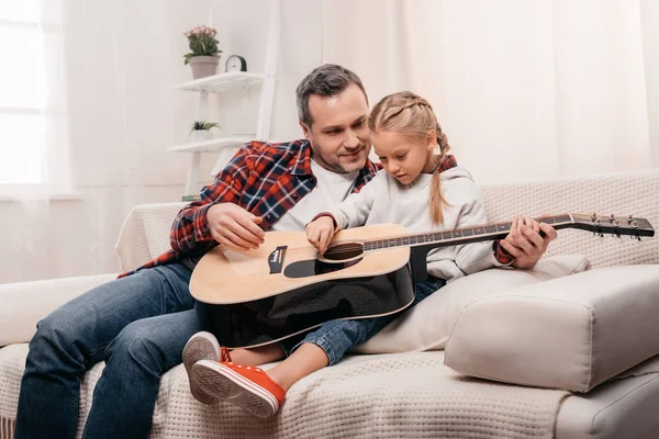 Father and daughter playing guitar — Stock Photo