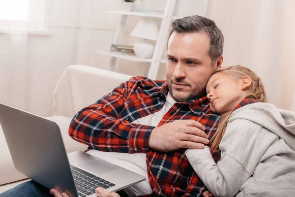 Padre e hija usando laptop - foto de stock