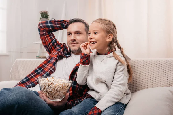 Padre e figlia mangiare popcorn — Foto stock