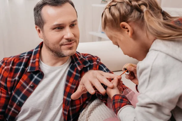 Father and daughter polishing nails — Stock Photo