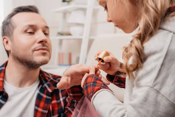 Father and daughter polishing nails — Stock Photo