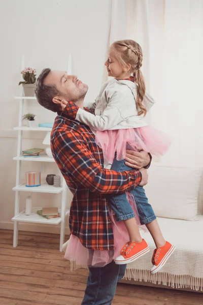 Pai e filha em saias rosa — Fotografia de Stock