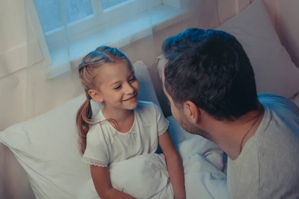 Padre e hija a la hora de acostarse - foto de stock