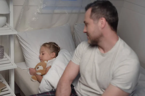 Father and daughter at bedtime — Stock Photo