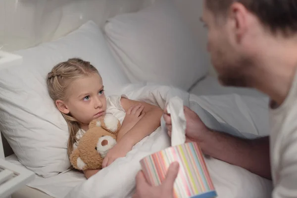 Vater und kranke Tochter im Bett — Stockfoto