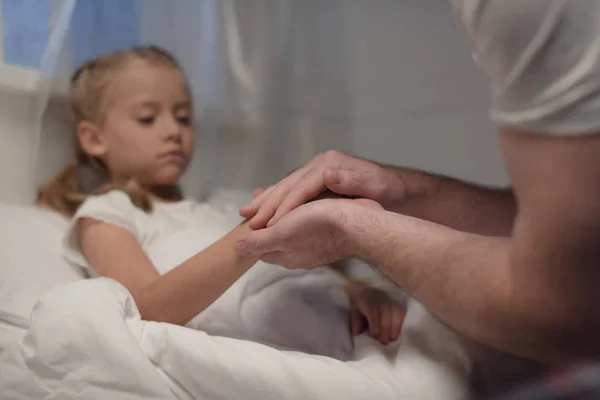 Pai e filha de mãos dadas na hora de dormir — Fotografia de Stock