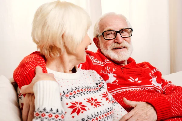 Seniorenpaar in Weihnachtspullis — Stockfoto