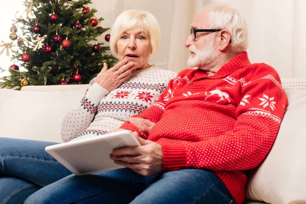 Seniorenpaar nutzt Tablet — Stockfoto