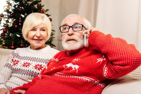 Senior couple with smartphone — Stock Photo