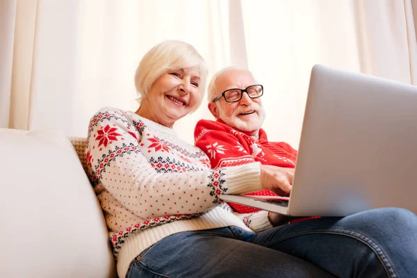 Senior couple using laptop — Stock Photo