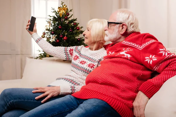 Couple de personnes âgées prenant selfie à Noël — Stock Photo