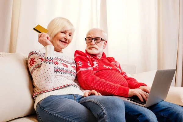 Senior couple shopping online — Stock Photo