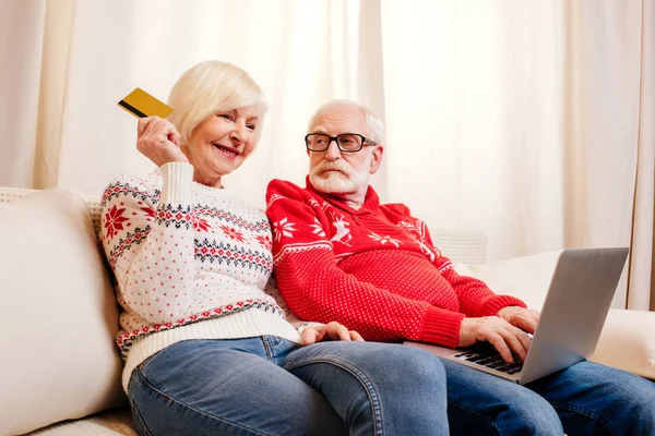 Senior coppia shopping online — Foto stock