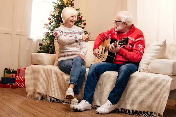 Senior couple with acoustic guitar — Stock Photo