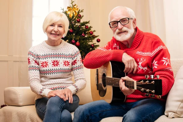 Пожилая пара с акустической гитарой — стоковое фото