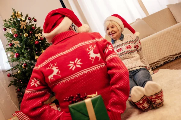 Senior couple with present — Stock Photo