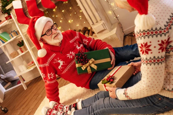 Couple sénior avec cadeaux à Noël — Photo de stock