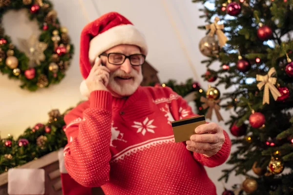 Старший мужчина с кредитной картой и смартфоном — стоковое фото