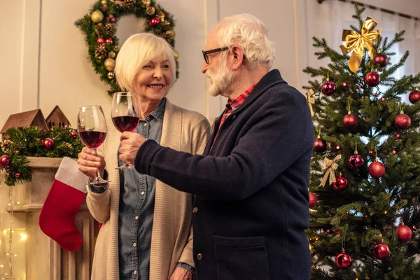 Pareja tintineo con copas de vino - foto de stock