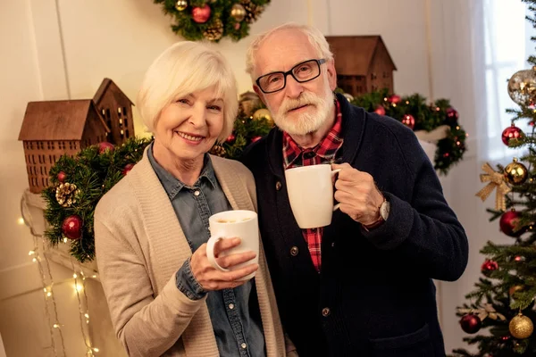 Senior couple with coffee cups — Stock Photo