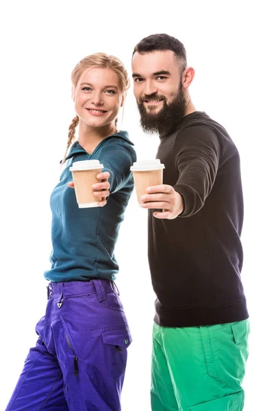 Пара сноубордистів з кавою, щоб піти — стокове фото