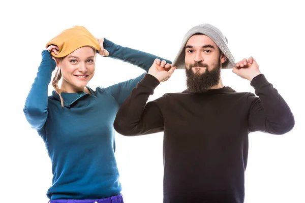 Jeune couple en chapeaux — Photo de stock