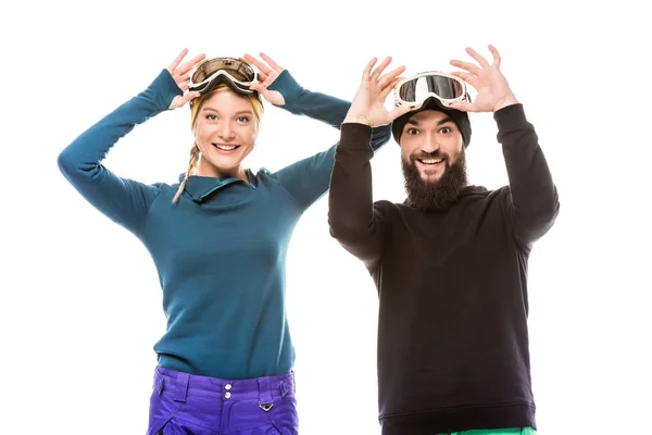 Пара в шляпах с бокалами для сноуборда — стоковое фото
