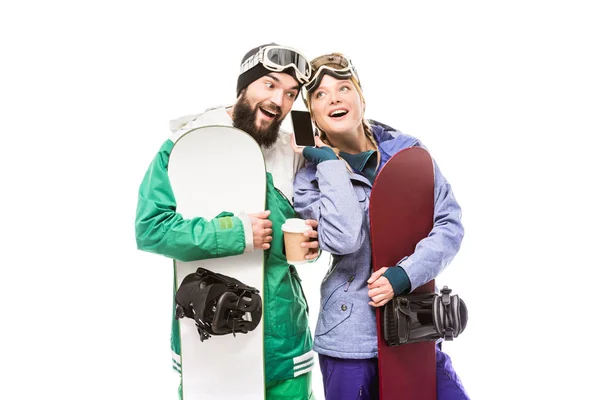 Сноубордисты со смартфоном и кофе, чтобы пойти — стоковое фото