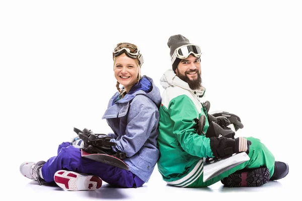 Casal em trajes de snowboard com snowboards — Fotografia de Stock